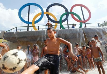 　五輪開幕まで１００日が迫るリオデジャネイロ市内の公園でサッカーをする少年＝２１日（共同）
