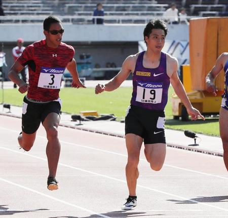 男子１００メートルＡ決勝で優勝した山県亮太（右）と２位のケンブリッジ飛鳥