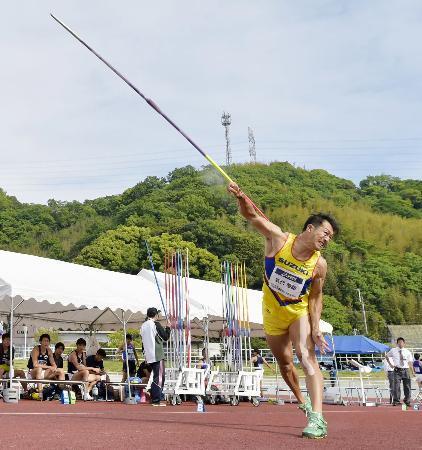 　男子十種競技　右代啓祐のやり投げ＝和歌山市紀三井寺陸上競技場