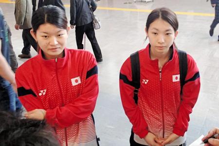 アジア選手権を終え、帰国した高橋（左）、松友（右）組＝成田空港