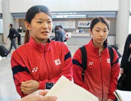　帰国した成田空港で記者の質問に答える、バドミントン女子ダブルスの高橋礼華（左）と松友美佐紀＝２日