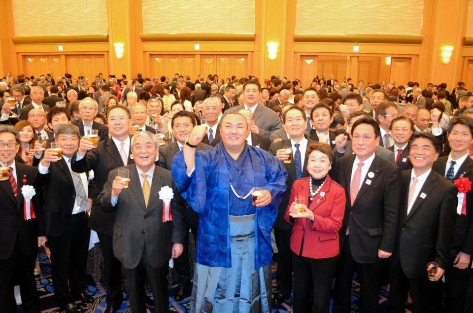 　４月２５日の激励祝賀会、地元の後援者らに囲まれ笑顔の琴勇輝（中央）