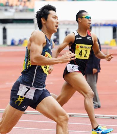 　男子２００メートル　２０秒３８で優勝した飯塚翔太。右は２位のサニブラウン・ハキーム＝静岡スタジアム