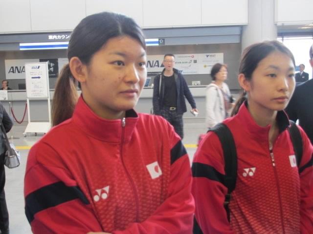 バドミントンのアジア選手権女子ダブルスを制して帰国した高橋礼華（左）と松友美佐紀＝成田空港