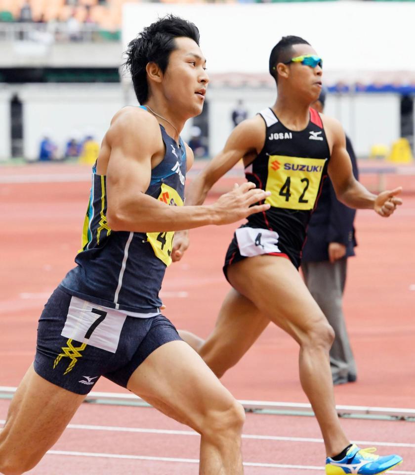 男子２００メートルで優勝した飯塚翔太。右は２位のサニブラウン・ハキーム