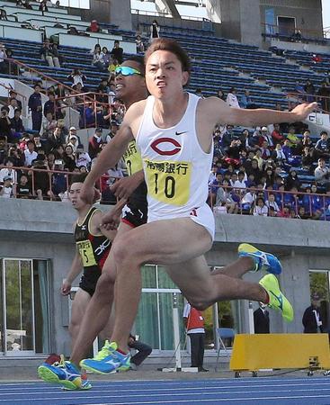 男子１００メートルＡ決勝で優勝した竹田一平（右）