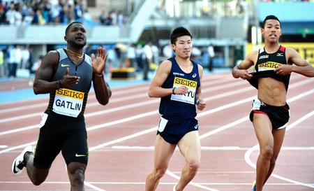 ４位に敗れた桐生祥秀（中）と５位に敗れたサニブラウン・アブデル・ハキーム（左は優勝したガトリン）＝等々力（撮影・棚橋慶太）