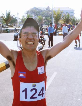　リオデジャネイロ五輪男子マラソンのカンボジア代表選考大会で、優勝を喜ぶ猫ひろし＝カンボジア南部カンポート州（共同）