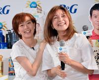 Ｐ＆Ｇ新ＣＭ発表会に登場した卓球女子日本代表の石川佳純と母の久美さん（右）（撮影・堀内翔）
