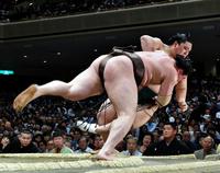隠岐の海（奥）を寄り倒しで下す白鵬＝両国国技館（撮影・佐々木彰尚）