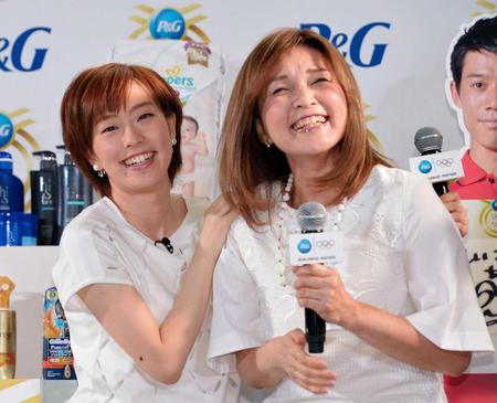 　Ｐ＆Ｇ新ＣＭ発表会に登場した卓球女子日本代表の石川佳純と母の久美さん（右）