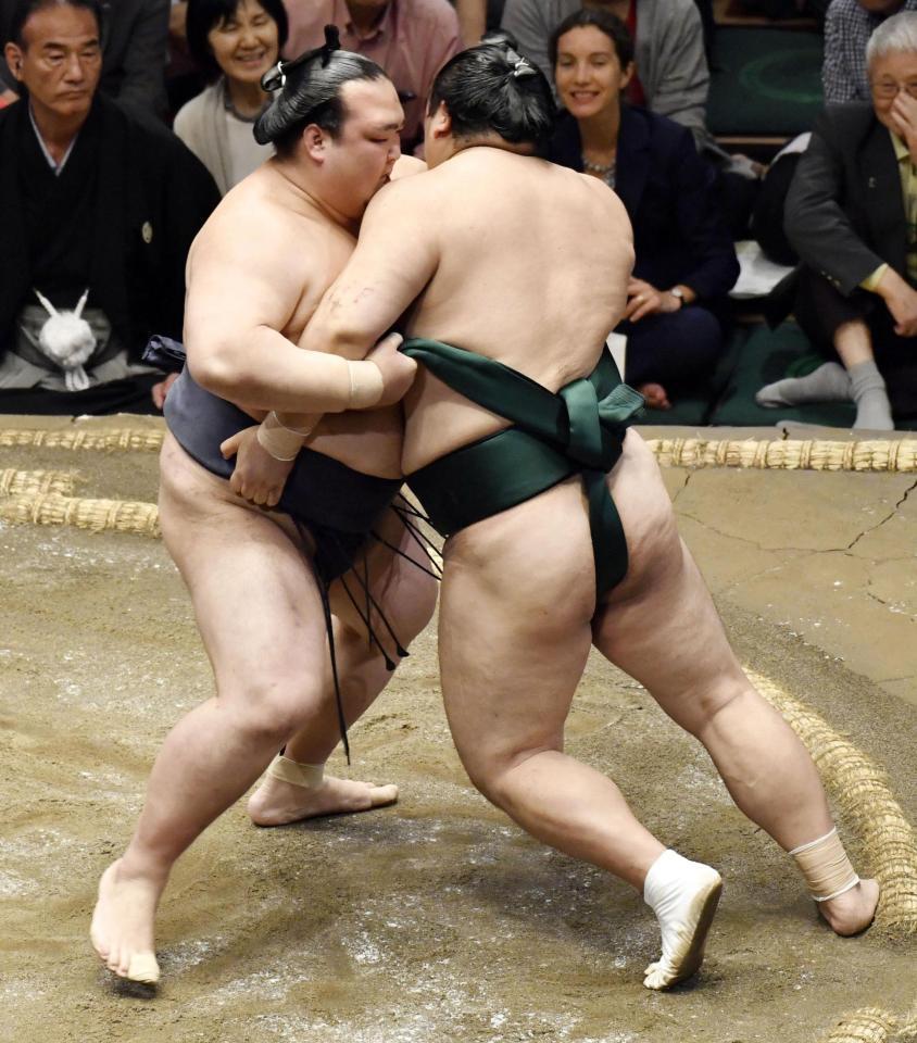 　稀勢の里（左）が隠岐の海を寄り切る＝両国国技館