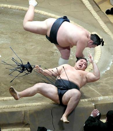 　小手投げで鶴竜を破る勢