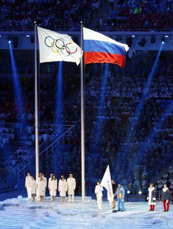 　ソチ冬季五輪の開会式で掲揚された五輪旗とロシア国旗＝２０１４年２月（共同）