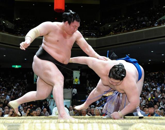 白鵬、稀勢の里が初日から６連勝