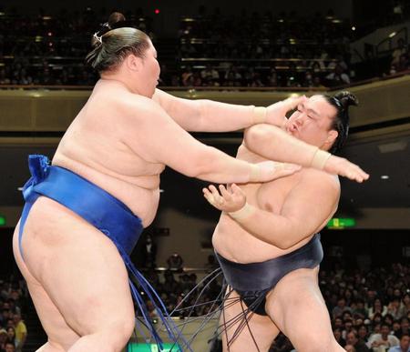 逸ノ城（左）の張り手をかわし送り出しで破った稀勢の里＝両国国技館