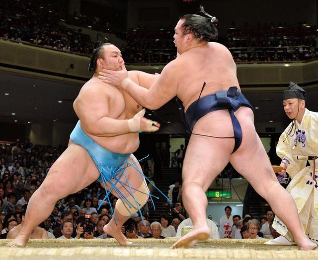 横綱鶴竜２敗目、琴勇輝に防戦一方
