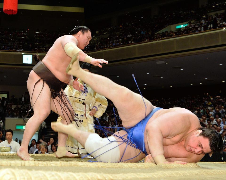碧山（右）を突き落としで破り全勝キープの白鵬＝両国国技館