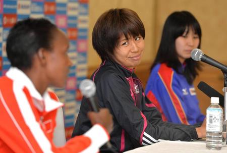 　記者会見でリオ五輪に出場するキルワ（左）を見つめる福士加代子