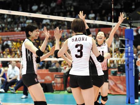 第２セット、スパイクを決めチームメイトと喜ぶ古賀紗理那（左）＝東京体育館（撮影・棚橋慶太）
