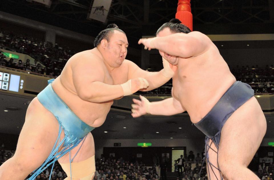 　鶴竜（右）に強烈な張り手を浴びせる琴勇輝