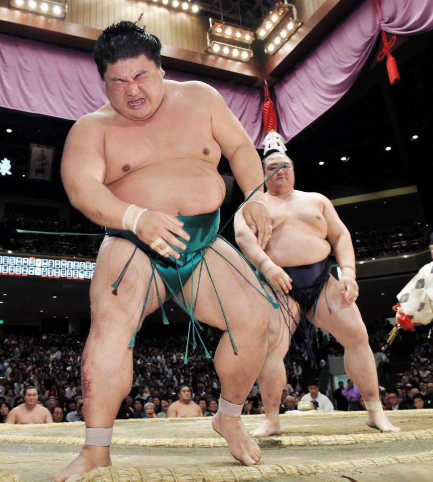 嘉風（左）を押し出しで下した稀勢の里＝両国国技館（撮影・佐々木彰尚）