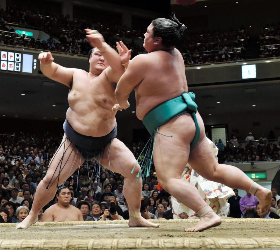 嘉風（右）を攻める稀勢の里＝両国国技館（撮影・佐々木彰尚）