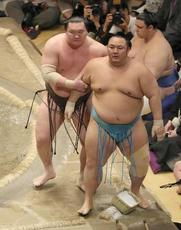 　取り組み後、琴勇輝（右）を支える白鵬