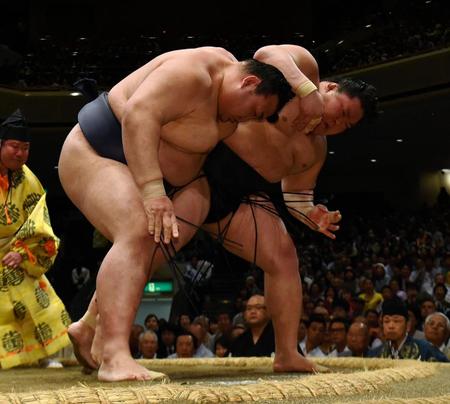 豪栄道を送り出しで破り、全勝を守った稀勢の里（左）＝両国国技館（撮影・出月俊成）