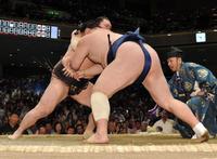 勢を立ち会いでノックアウトし、押し倒しで下した白鵬＝両国国技館（撮影・出月俊成）