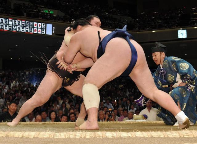 白鵬が初日から９連勝　勢を下す