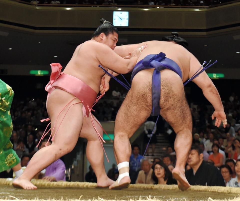 玉飛鳥を引っ掛けで破った宇良（左）＝両国国技館（撮影・出月俊成）