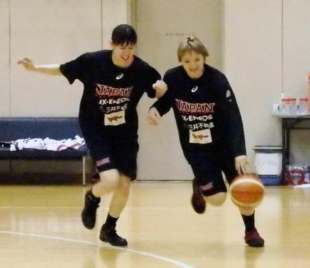 　練習するバスケットボール女子日本代表の吉田（右）と本川