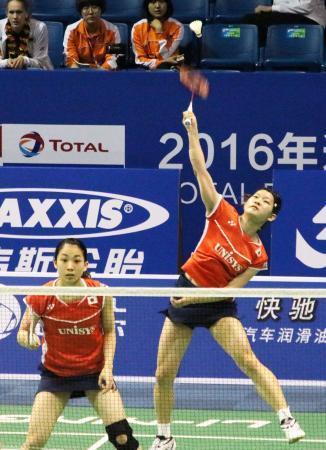 　日本-ドイツ　ダブルスでストレート勝ちした高橋（奥）、松友組＝昆山（共同）