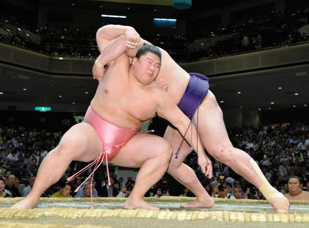 立ち会い序盤で出羽疾風（右）に居反りを仕掛ける宇良＝両国国技館（撮影・園田高夫）
