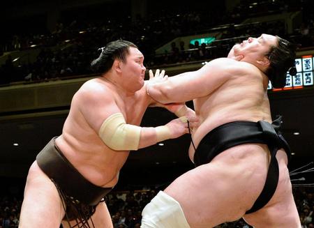 立ち会いで照ノ富士（右）を圧倒し全勝を守った白鵬＝両国国技館（撮影・園田高夫）