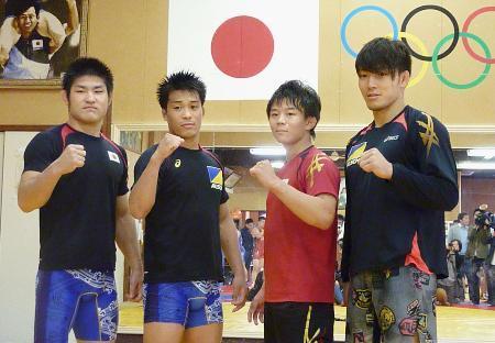 　強化合宿を公開し、ポーズをとるレスリング・リオ五輪代表の（左から）井上智裕、太田忍、樋口黎、高谷惣亮＝１７日午後、新潟県十日町市