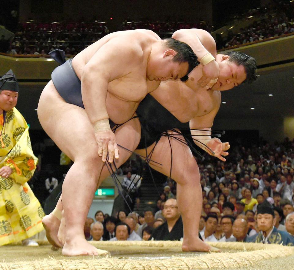 　豪栄道を送り出しで破り、全勝を守った稀勢の里（左）