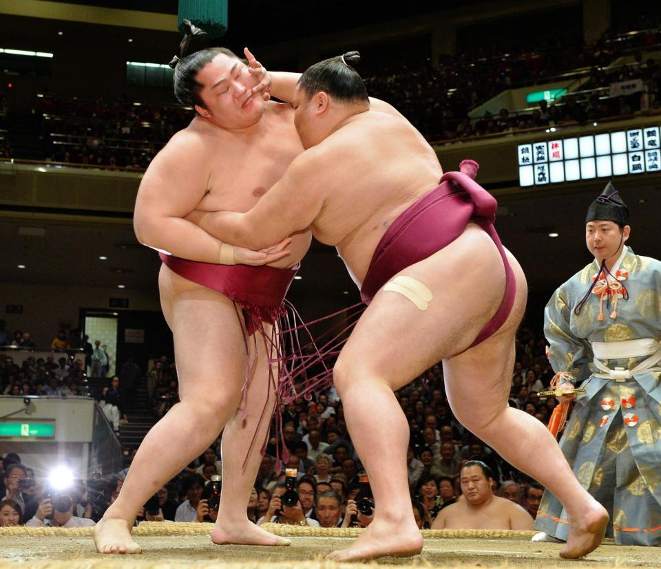 御嶽海（右）を寄り切りで下した遠藤＝両国国技館（撮影・園田高夫）