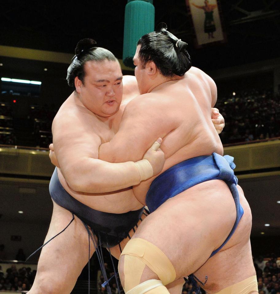 琴奨菊（右）を寄り倒しで破った稀勢の里＝両国国技館（撮影・園田高夫）