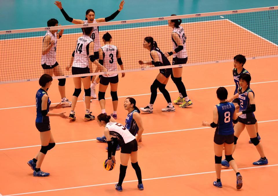 第２セット、韓国にリードを奪われ悔しがる荒木絵里香（中）ら＝東京体育館（撮影・棚橋慶太）