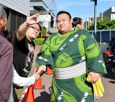 ファンサービスをする佐藤（右）＝両国国技館（撮影・園田高夫）