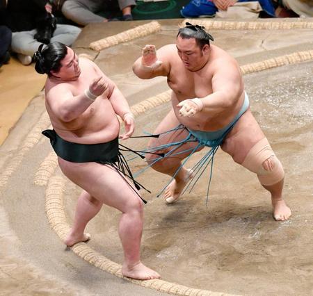 琴勇輝が突き出しで正代を破る＝両国国技館