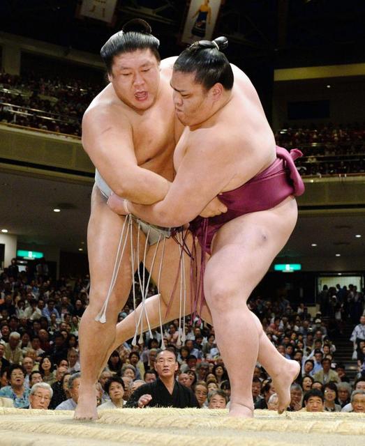 御嶽海が勝ち越し　貴ノ岩を足技で崩す