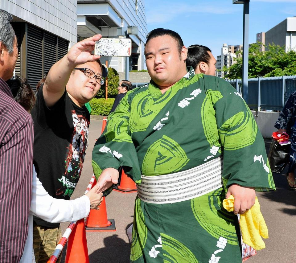 ファンサービスをする佐藤（右）＝両国国技館（撮影・園田高夫）