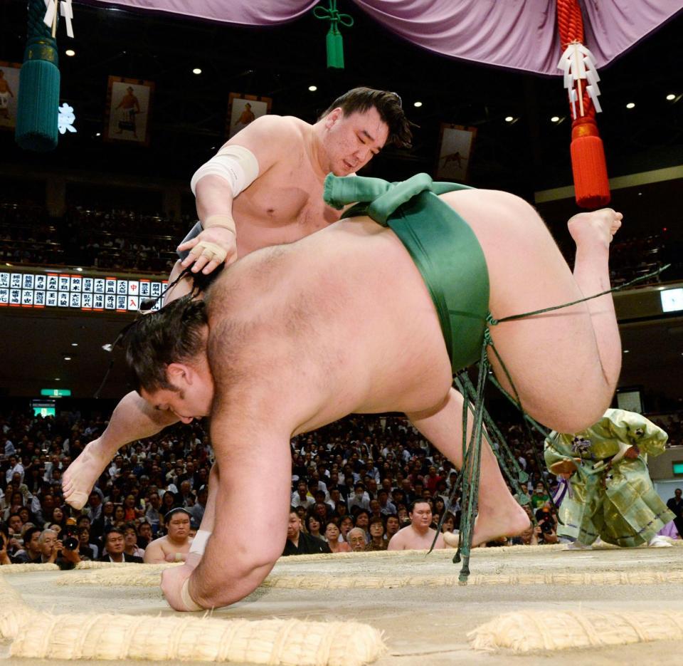 日馬富士が上手出し投げで魁聖を下す＝両国国技館