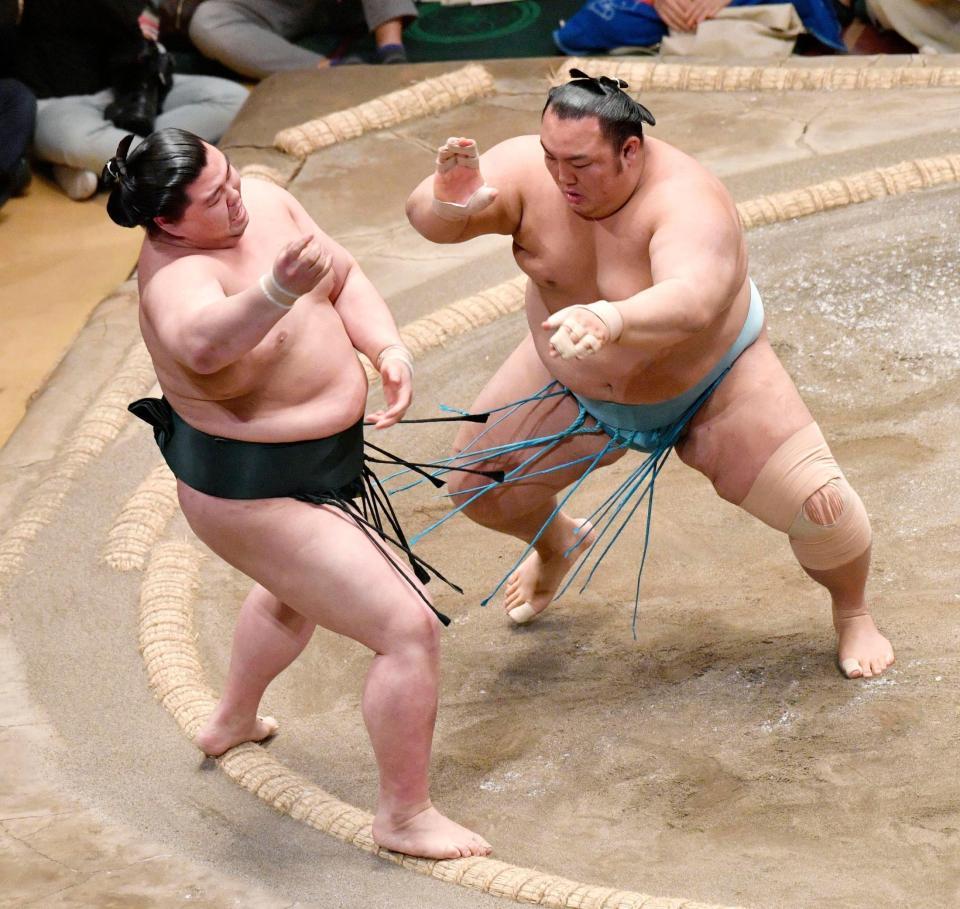 琴勇輝が突き出しで正代を破る＝両国国技館