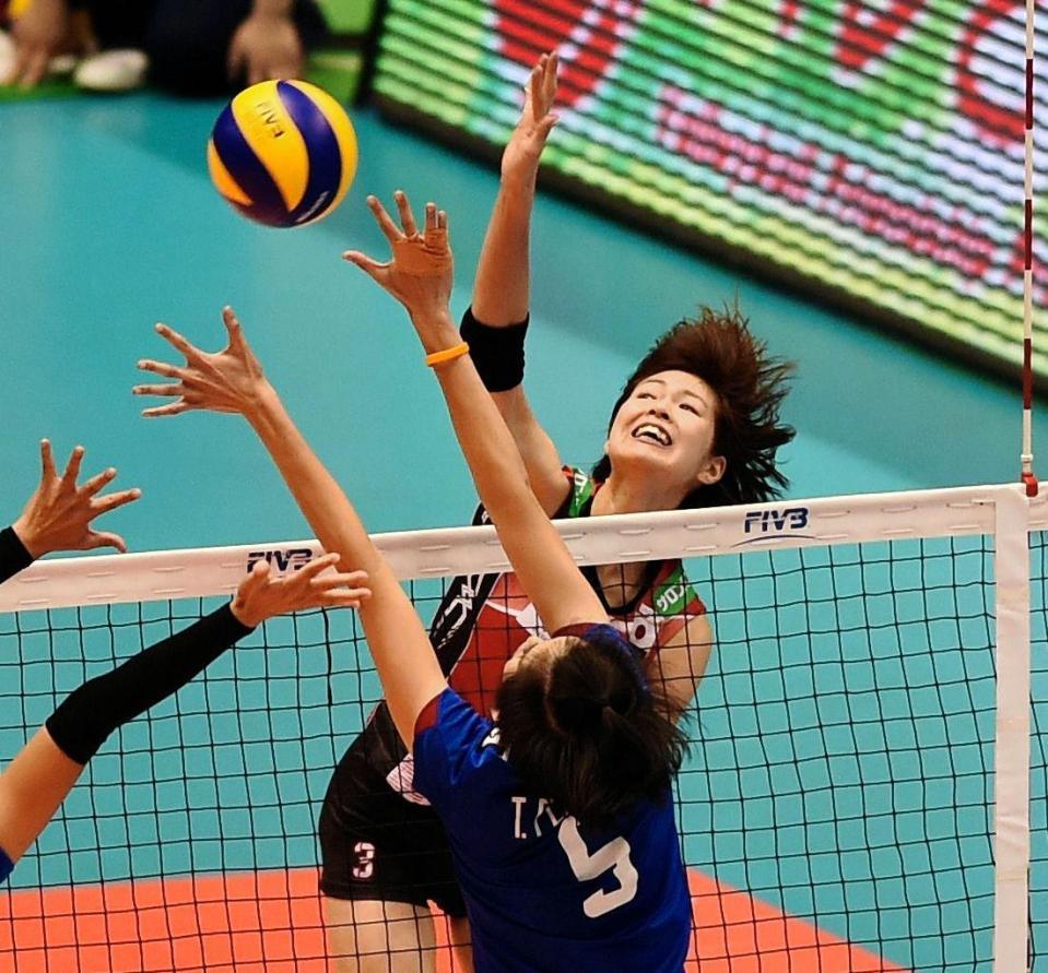 第２セット、スパイクを放つ木村沙織＝東京体育館（撮影・棚橋慶太）