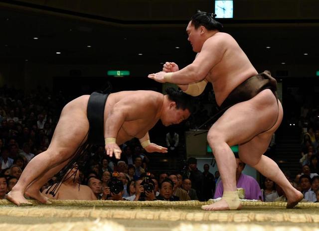 白鵬１２連勝、稀勢の里との無敗対決へ