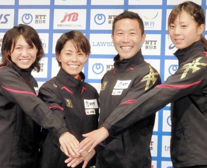 リオデジャネイロ五輪出場を決めたトライアスロンの（左から）加藤友里恵、上田藍、田山寛豪、佐藤優香